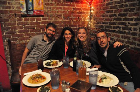 Com a Jenn e o Andrew, em restaurante de Tuscaloosa, no Alabama - EUA